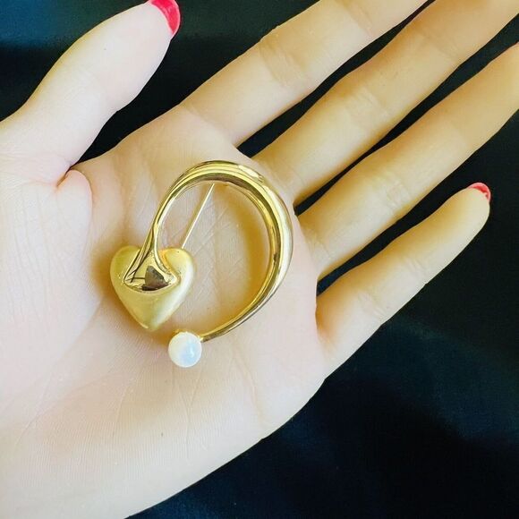 Vintage RARE Devil’s Tail Brooch Pearl Shiny and Brushed Gold Tone STUNNING 4038 - Picture 5 of 13